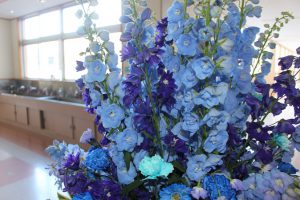 吉高学年カラーのアレンジメントのお花をいただきました