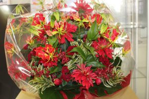 吉高学年カラーのアレンジメントのお花をいただきました