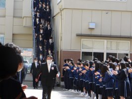 卒業生の皆さんへ 心を込めて～1・2年生のアーチ～
