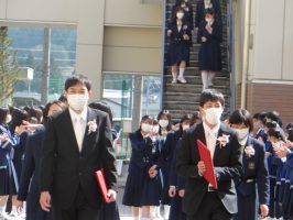 卒業生の皆さんへ 心を込めて～1・2年生のアーチ～