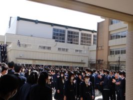 卒業生の皆さんへ 心を込めて～1・2年生のアーチ～