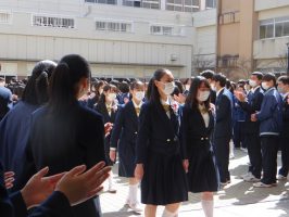 卒業生の皆さんへ 心を込めて～1・2年生のアーチ～