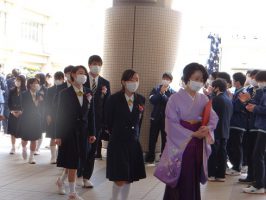 卒業生の皆さんへ 心を込めて～1・2年生のアーチ～