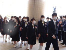 卒業生の皆さんへ 心を込めて～1・2年生のアーチ～