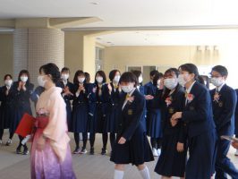 卒業生の皆さんへ 心を込めて～1・2年生のアーチ～