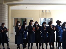 卒業生の皆さんへ 心を込めて～1・2年生のアーチ～