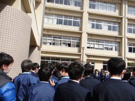 卒業生の皆さんへ 心を込めて～1・2年生のアーチ～