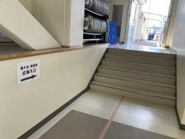 明日の入学式の準備の様子（ 女子バスケットボール部、男子バレーボール部、2年6組の皆さんにありがとう）