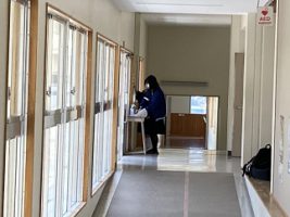 明日の入学式の準備の様子（ 女子バスケットボール部、男子バレーボール部、2年6組の皆さんにありがとう）