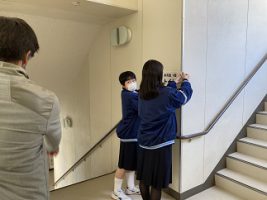 明日の入学式の準備の様子（ 女子バスケットボール部、男子バレーボール部、2年6組の皆さんにありがとう）