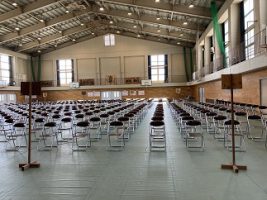 明日の入学式の準備の様子（ 女子バスケットボール部、男子バレーボール部、2年6組の皆さんにありがとう）