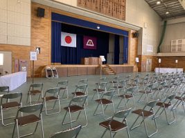 明日の入学式の準備の様子（ 女子バスケットボール部、男子バレーボール部、2年6組の皆さんにありがとう）