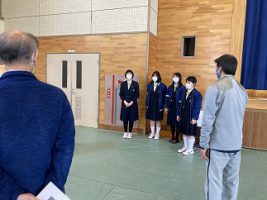 明日の入学式の準備の様子（ 女子バスケットボール部、男子バレーボール部、2年6組の皆さんにありがとう）