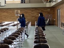 明日の入学式の準備の様子（ 女子バスケットボール部、男子バレーボール部、2年6組の皆さんにありがとう）