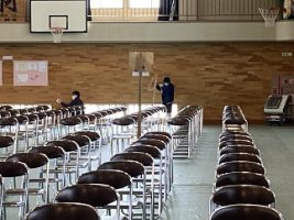 明日の入学式の準備の様子（ 女子バスケットボール部、男子バレーボール部、2年6組の皆さんにありがとう）
