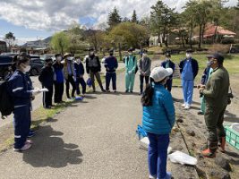 富士山環境保全活動のボランティアを（放送部・数理部生物班）協力して行いました
