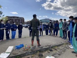 富士山環境保全活動のボランティアを（放送部・数理部生物班）協力して行いました