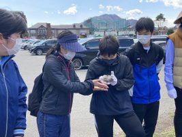 富士山環境保全活動のボランティアを（放送部・数理部生物班）協力して行いました