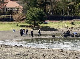 富士山環境保全活動のボランティアを（放送部・数理部生物班）協力して行いました