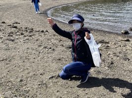 富士山環境保全活動のボランティアを（放送部・数理部生物班）協力して行いました