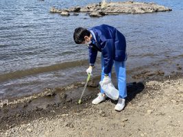 富士山環境保全活動のボランティアを（放送部・数理部生物班）協力して行いました
