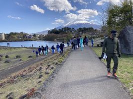 富士山環境保全活動のボランティアを（放送部・数理部生物班）協力して行いました