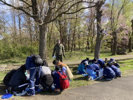 富士山環境保全活動のボランティアを（放送部・数理部生物班）協力して行いました