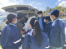 富士山環境保全活動のボランティアを（放送部・数理部生物班）協力して行いました