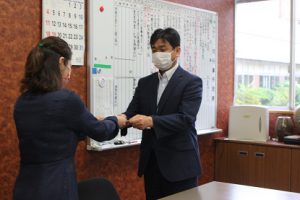 本校卒業生の方より寄贈品をいただきました
