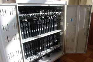 学習者用コンピュータの搬入・設置を行いました