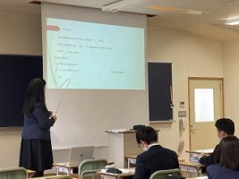 吉田高校の授業（相互授業参観の様子）です