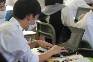 教育ICT 学習者用PCを使った授業の様子です