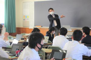 教育ICT 学習者用PCを使った授業の様子です