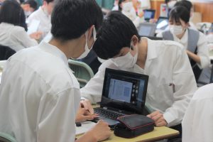 教育ICT 学習者用PCを使った授業の様子です