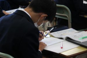 吉田高校の授業（相互授業参観の様子）です