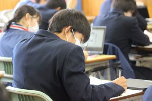 吉田高校の授業（相互授業参観の様子）です