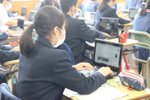 吉田高校の授業（相互授業参観の様子）です