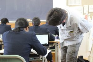 吉田高校の授業（相互授業参観の様子）です