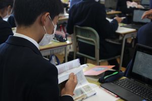 吉田高校の授業（相互授業参観の様子）です