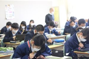 吉田高校の授業(1年普通科 化学基礎)の様子です