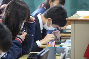 吉田高校の授業(1年普通科 化学基礎)の様子です