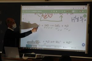 吉田高校の授業(1年普通科 化学基礎)の様子です