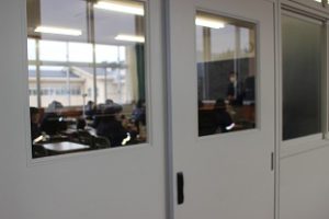 明るいあいさつで 温かい毎日を過ごそう！！分散登校・オンライン授業が行われています。