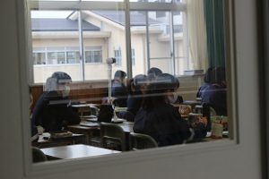 明るいあいさつで 温かい毎日を過ごそう！！分散登校・オンライン授業が行われています。