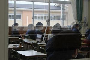 明るいあいさつで 温かい毎日を過ごそう！！分散登校・オンライン授業が行われています。