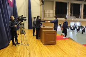 令和３年度表彰状授与式・記念品贈呈式・同窓会入会式が行われました。