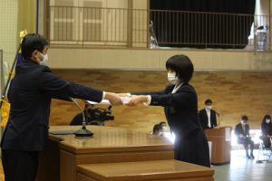 令和３年度表彰状授与式・記念品贈呈式・同窓会入会式が行われました。