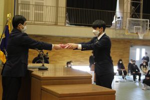 令和３年度表彰状授与式・記念品贈呈式・同窓会入会式が行われました。