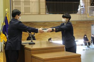 令和３年度表彰状授与式・記念品贈呈式・同窓会入会式が行われました。