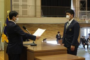 令和３年度表彰状授与式・記念品贈呈式・同窓会入会式が行われました。